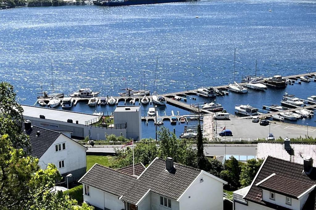 Sentral Leilighet I 3. Etg. Sorvendt Med Utsikt Appartement Farsund Buitenkant foto